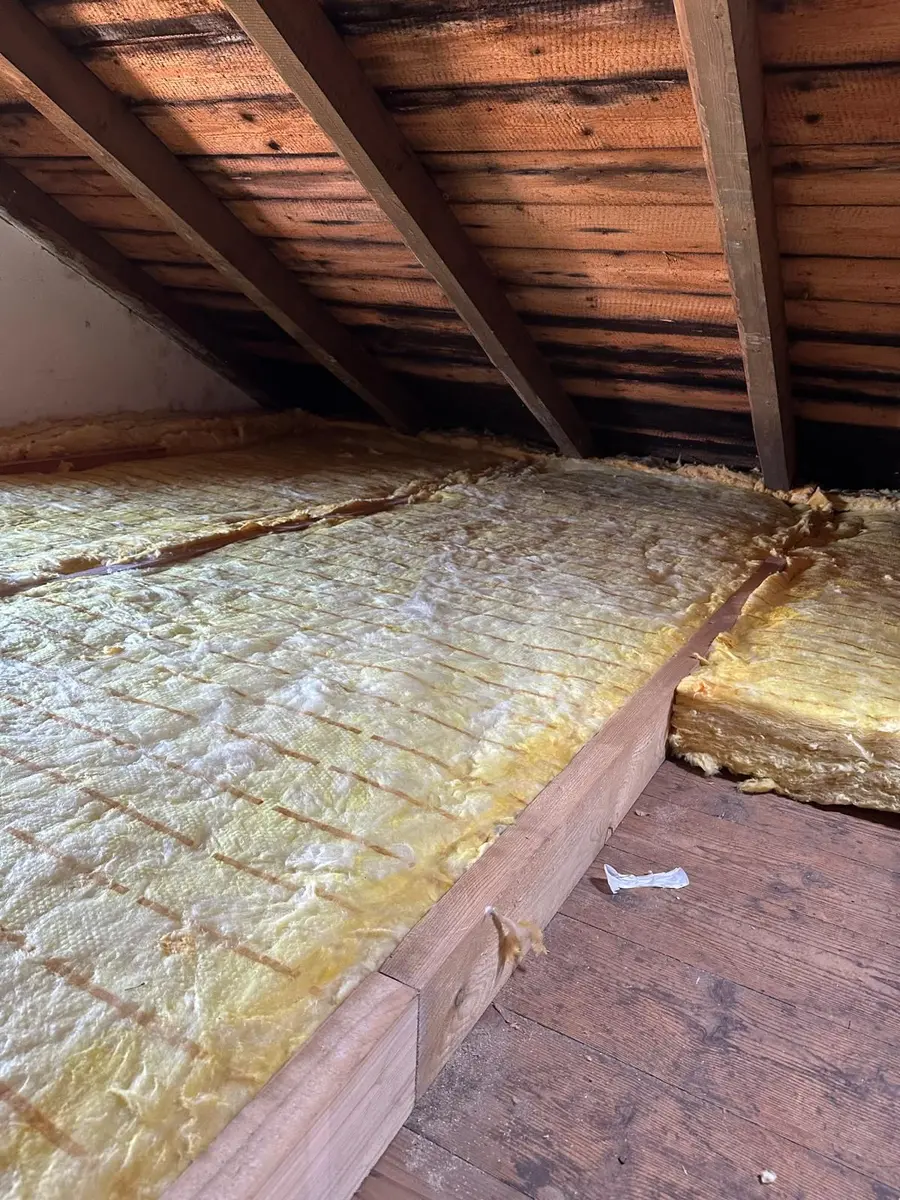 Detail tepelné izolace podkroví mezi krovem a rozvody kabeláže